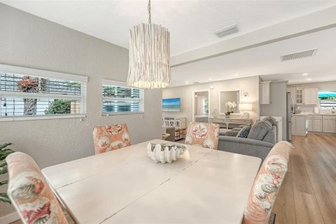 House in Sarasota, Florida 2 bedrooms, 102.01 sq.m. № 2195297 - photo 12