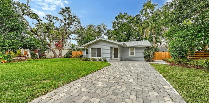 House in Sarasota, Florida 2 bedrooms, 102.01 sq.m. № 2195297