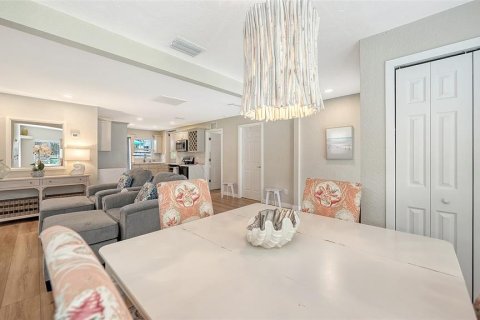 House in Sarasota, Florida 2 bedrooms, 102.01 sq.m. № 2195297 - photo 11