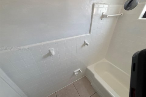 Appartement à louer à Hialeah, Floride: 2 chambres, 425.49 m2 № 2012064 - photo 12
