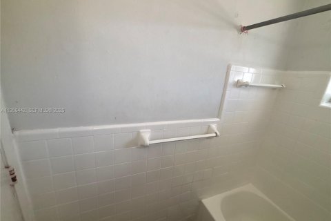 Appartement à louer à Hialeah, Floride: 2 chambres, 425.49 m2 № 2012064 - photo 10