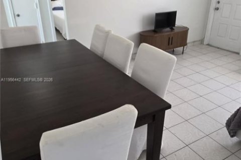 Appartement à louer à Hialeah, Floride: 2 chambres, 425.49 m2 № 2012064 - photo 8