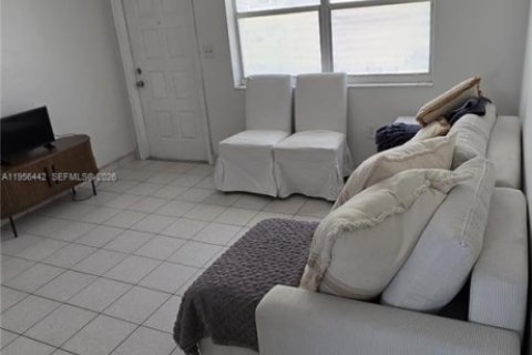 Appartement à louer à Hialeah, Floride: 2 chambres, 425.49 m2 № 2012064 - photo 4