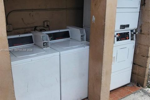 Appartement à louer à Hialeah, Floride: 2 chambres, 425.49 m2 № 2012064 - photo 17