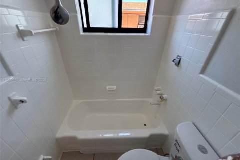 Appartement à louer à Hialeah, Floride: 2 chambres, 425.49 m2 № 2012064 - photo 11