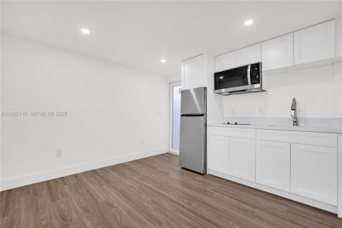 Villa ou maison à louer à Miami, Floride: 29.64 m2 № 1986035 - photo 11