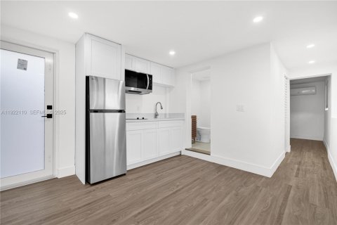 Villa ou maison à louer à Miami, Floride: 29.64 m2 № 1986035 - photo 10