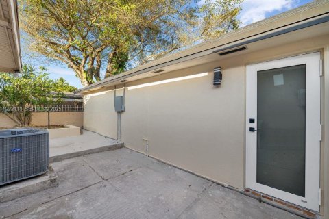 Villa ou maison à louer à Miami, Floride: 29.64 m2 № 1986035 - photo 1