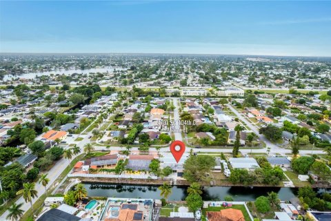 Villa ou maison à louer à Miami, Floride: 29.64 m2 № 1986035 - photo 4