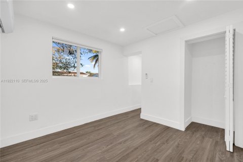 Villa ou maison à louer à Miami, Floride: 29.64 m2 № 1986035 - photo 13