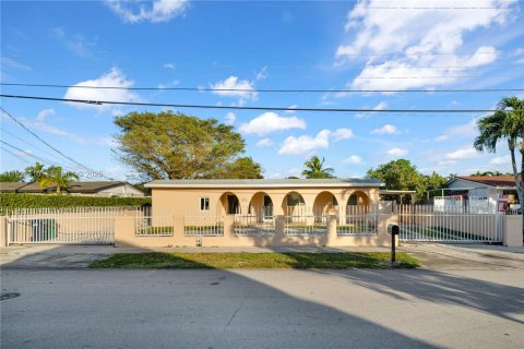 Villa ou maison à louer à Miami, Floride: 29.64 m2 № 1986035 - photo 5