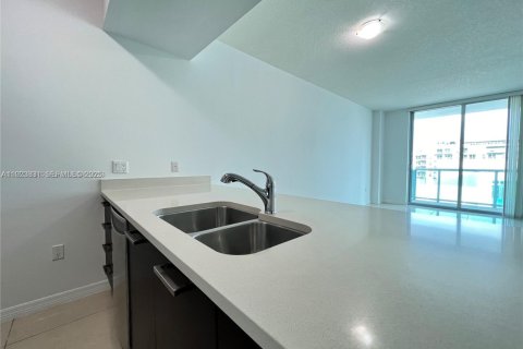 Condo in Miami, Florida, 1 bedroom № 1983639 - photo 3
