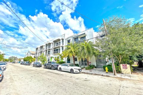 Commercial property in Miami, Florida 910.81 sq.m. № 2086594 - photo 11
