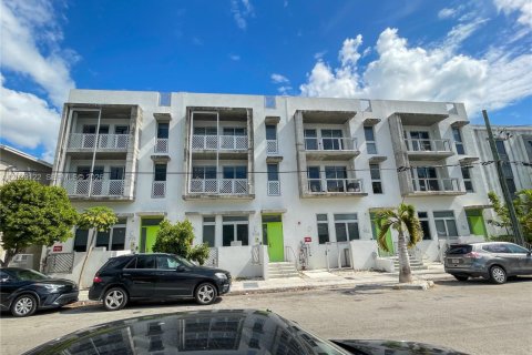 Commercial property in Miami, Florida 910.81 sq.m. № 2086594