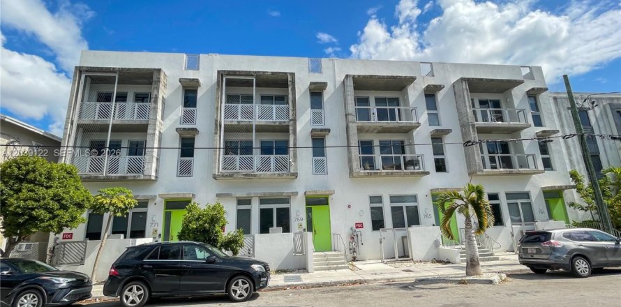 Commercial property in Miami, Florida 910.81 sq.m. № 2086594