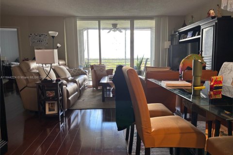 Condo in Pompano Beach, Florida, 2 bedrooms  № 1839214 - photo 8