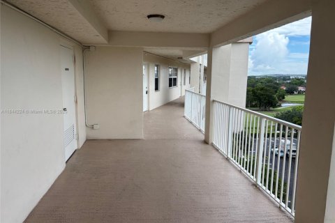 Condo in Pompano Beach, Florida, 2 bedrooms  № 1839214 - photo 2