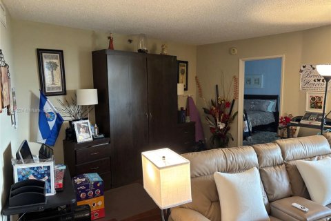 Condo in Pompano Beach, Florida, 2 bedrooms  № 1839214 - photo 10