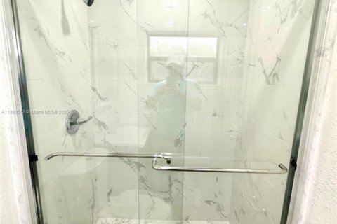 Casa en venta en Miami Gardens, Florida, 3 dormitorios, 124.49 m2 № 1929262 - foto 16