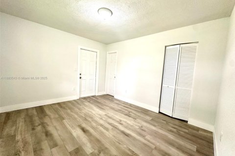 Casa en venta en Miami Gardens, Florida, 3 dormitorios, 124.49 m2 № 1929262 - foto 13