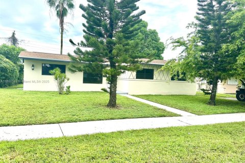 Casa en venta en Miami Gardens, Florida, 3 dormitorios, 124.49 m2 № 1929262 - foto 2