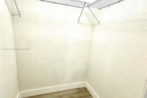 Casa en venta en Miami Gardens, Florida, 3 dormitorios, 124.49 m2 № 1929262 - foto 12