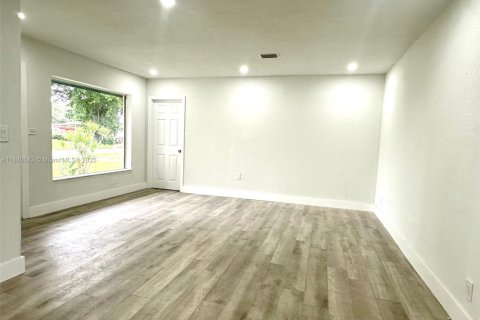 Casa en venta en Miami Gardens, Florida, 3 dormitorios, 124.49 m2 № 1929262 - foto 5