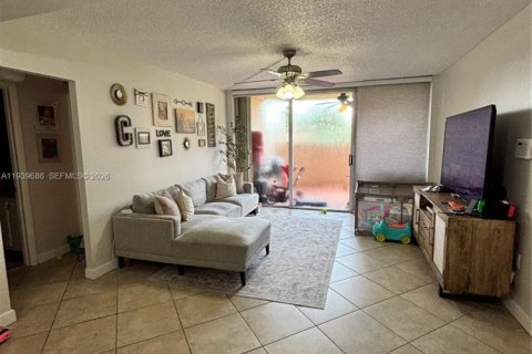 Condo in Miami, Florida, 2 bedrooms  № 1997030 - photo 2