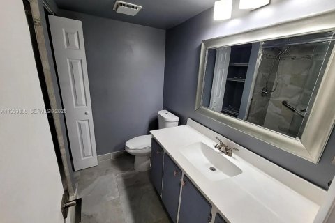 Condo in Miami, Florida, 2 bedrooms  № 1997030 - photo 8