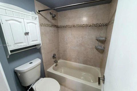 Condo in Miami, Florida, 2 bedrooms  № 1997030 - photo 6