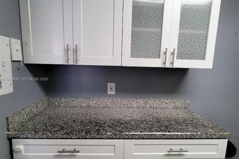 Condo in Miami, Florida, 2 bedrooms  № 1997030 - photo 9