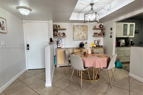Condo in Miami, Florida, 2 bedrooms  № 1997030