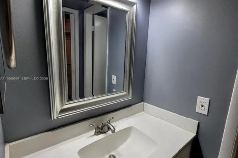 Condo in Miami, Florida, 2 bedrooms  № 1997030 - photo 10