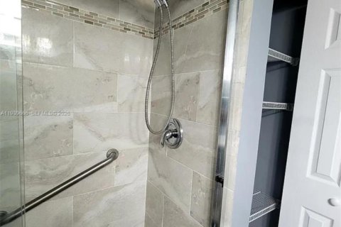 Condo in Miami, Florida, 2 bedrooms  № 1997030 - photo 5