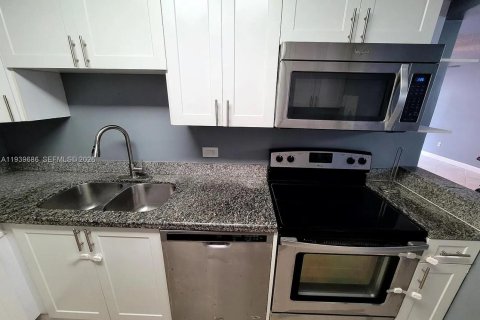 Condo in Miami, Florida, 2 bedrooms  № 1997030 - photo 4