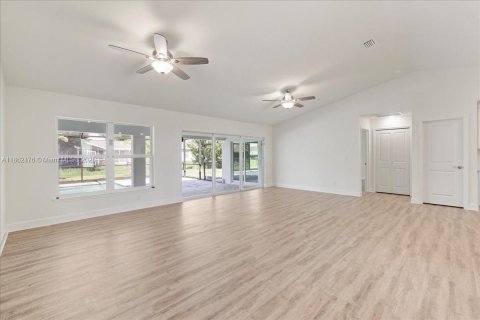 House in Cape Coral, Florida 4 bedrooms, 197.6 sq.m. № 1890710 - photo 9