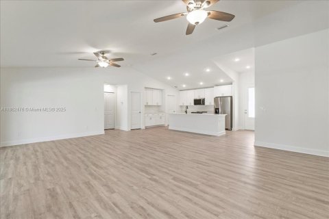 House in Cape Coral, Florida 4 bedrooms, 197.6 sq.m. № 1890710 - photo 10