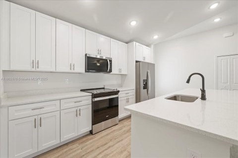 House in Cape Coral, Florida 4 bedrooms, 197.6 sq.m. № 1890710 - photo 6