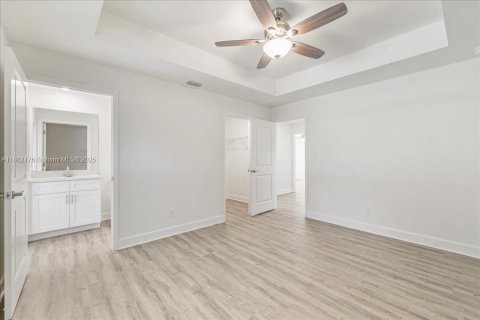 House in Cape Coral, Florida 4 bedrooms, 197.6 sq.m. № 1890710 - photo 23