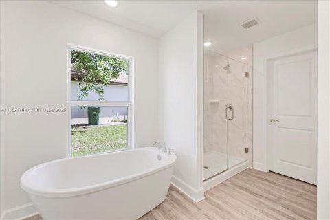 House in Cape Coral, Florida 4 bedrooms, 197.6 sq.m. № 1890710 - photo 15