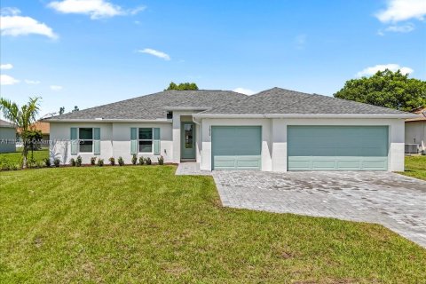 House in Cape Coral, Florida 4 bedrooms, 197.6 sq.m. № 1890710 - photo 2