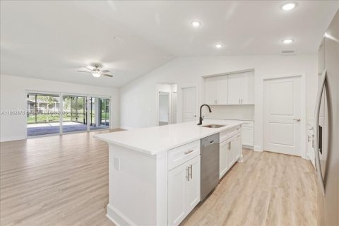 House in Cape Coral, Florida 4 bedrooms, 197.6 sq.m. № 1890710 - photo 7