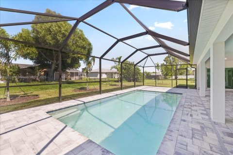 House in Cape Coral, Florida 4 bedrooms, 197.6 sq.m. № 1890710 - photo 30