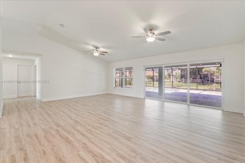 House in Cape Coral, Florida 4 bedrooms, 197.6 sq.m. № 1890710 - photo 8