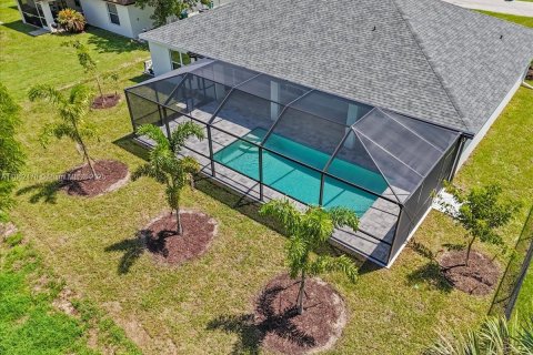 House in Cape Coral, Florida 4 bedrooms, 197.6 sq.m. № 1890710 - photo 1