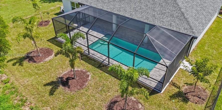 House in Cape Coral, Florida 4 bedrooms, 197.6 sq.m. № 1890710
