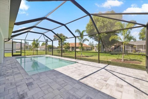 House in Cape Coral, Florida 4 bedrooms, 197.6 sq.m. № 1890710 - photo 27