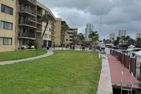 Снять в аренду кондоминиум в Халландейл-Бич, Флорида 1 спальня, 81.38м2, № 1992402 - фото 3