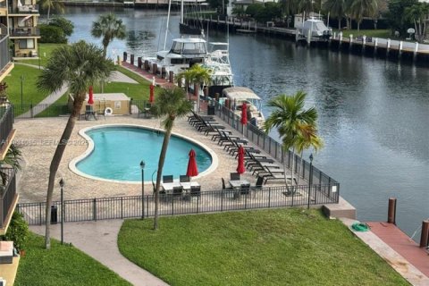 Снять в аренду кондоминиум в Халландейл-Бич, Флорида 1 спальня, 81.38м2, № 1992402 - фото 1