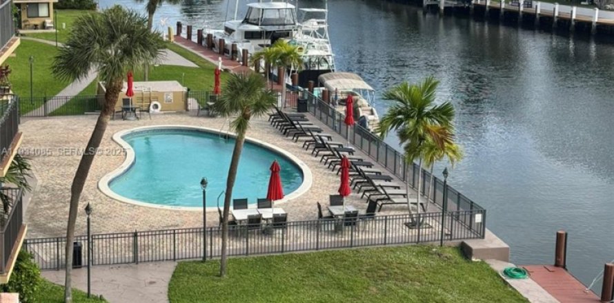 Кондоминиум с 1 спальней в Халландейл-Бич, Флорида № 1992402